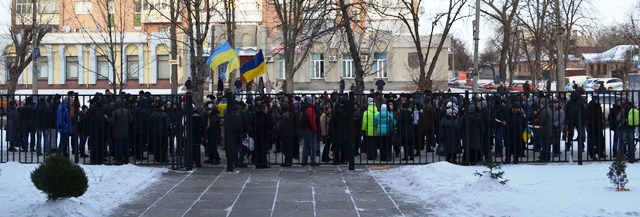 Мітингувальники коло Будинку провосуддя, де вирішували долю затриманих черкащан