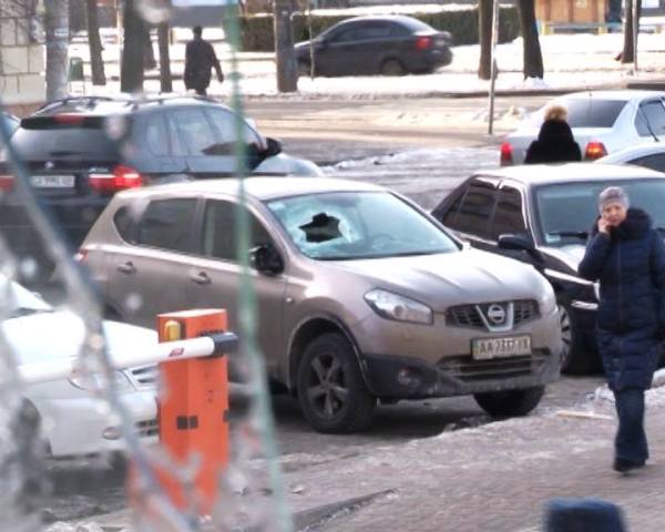 «Ось ця автівка київського автомайданівця досі стоїть біля ОДА. Хто має контакти з організаторами, нехай щось зроблять, бо розкурочать, як і її власника. Водій, мабуть, в лікарні»... – написав на своїй сторінці в соціальній мережі «Фейсбук» журналіст Валентин Чернявський. Фото – автора