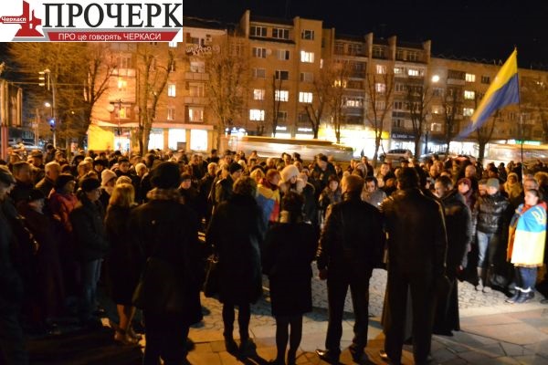 На мітингу було помітно жовто-синій прапор. За словами мітингувальників, саме в такому «перевернутому» порядку розміщувалися кольори на прапорі Української Народної Республіки часів Михайла Грушевського