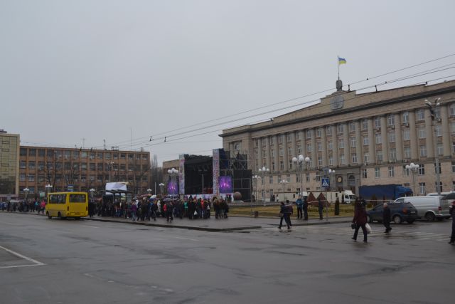 Опозиція запевняє, що на концерт, який проходить на Соборній площі, зігнали студентів