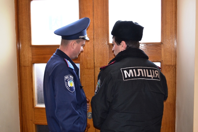 Міліціонери закрили вхідні двері від мітингувальників