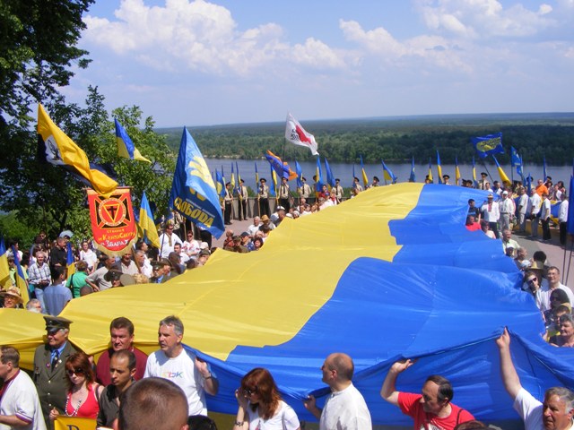 Вільний доступ до Чернечої гори відкрили після відбуття представниківв влади. Черкаська опозиція прийшла з гігантським полотнищем державного прапора