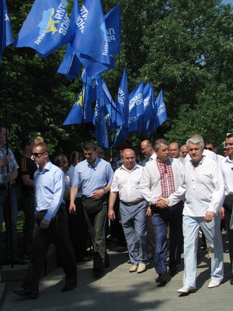 Черкаський губернатор довів Володимира Литвина до підніжжя гори та поспішає зустріти Миколу Азарова