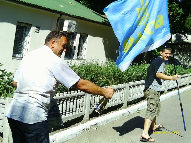 Шампанським обливав хлопців у день звільнення Леонід Даценко