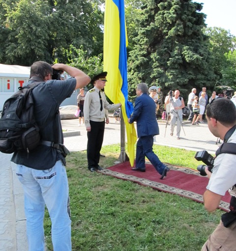 Поцілунок губернатора викликав ажіотаж серед журналістів