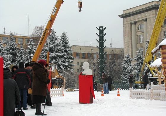 Проти зростання тарифів на житлово-комунальні послуги, проти перейменування вулиць, проти нарахування пені за несплату компослуг, проти підвищення пенсійного віку майже дві години протестували 21 січня черкаські комуністи