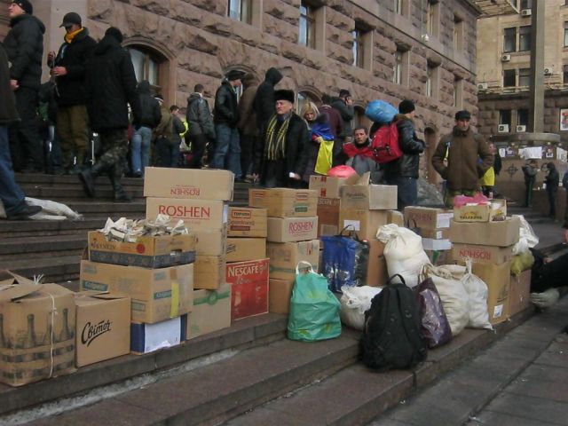 Щоранку до КМДА кияни несуть продукти і теплі речі