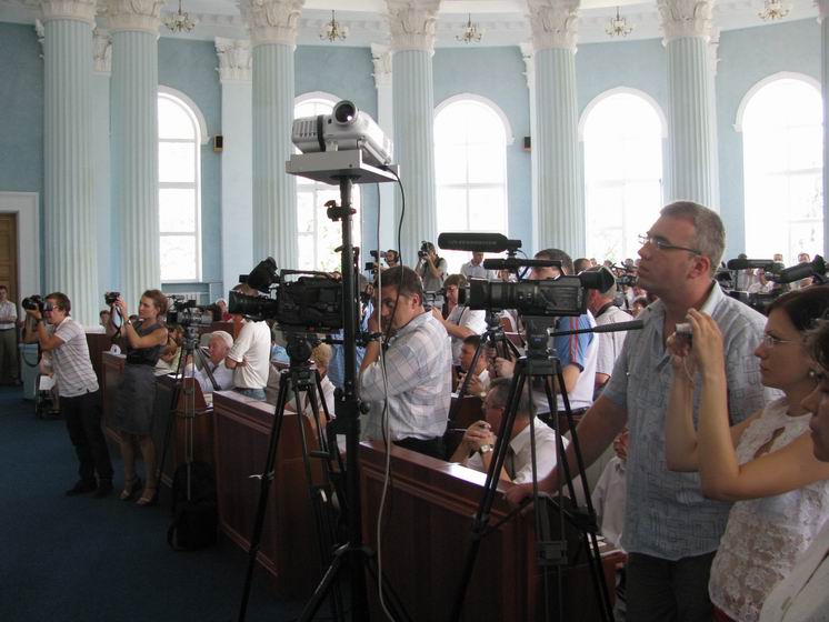 Як сказав губернатор, "ми будемо впливати не лише через слухові апарати у кожного з вас, а й за допомогою техніки". Проектор підкріплював звіт слайдами