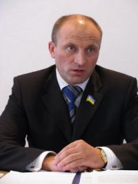 Порушення неперспективної справи про несправжній диплом Анатолія Бондаренка дозволяє правоохоронцям слідкувати за політиком