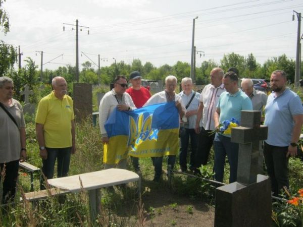 Квіти до могил колишніх членів Руху