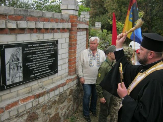 Пропам’ятну дошку освятив панотець Василь Циріль